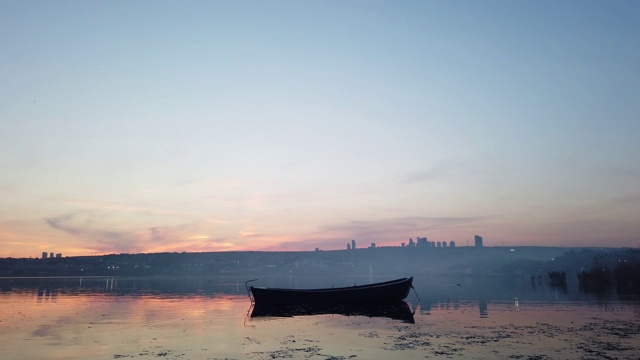 夏日湖岸上的夕阳和古老的木制渔船。城市景观和湖泊，(土耳其安卡拉)视频素材