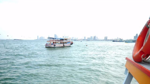 暑假芭堤雅海滩旅游乘轮渡旅游旅客渡海前往泰国Koh Lan内景小船望向大海视频素材