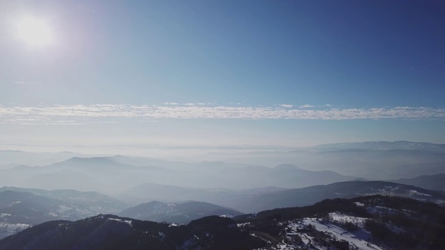 无尽的积雪覆盖的山顶和山脉视频素材