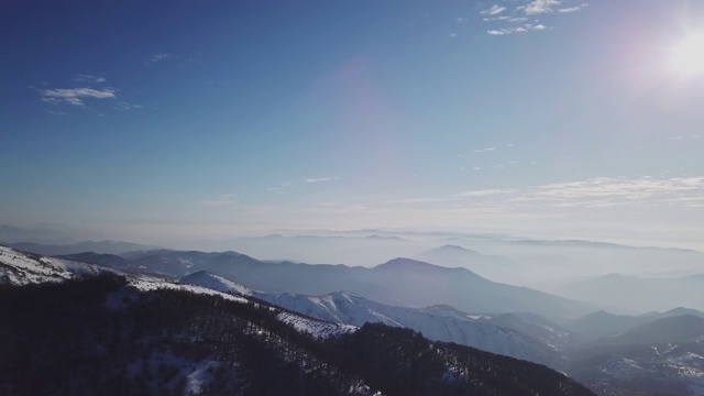 地平线上的山脉和天空中的山顶视频素材