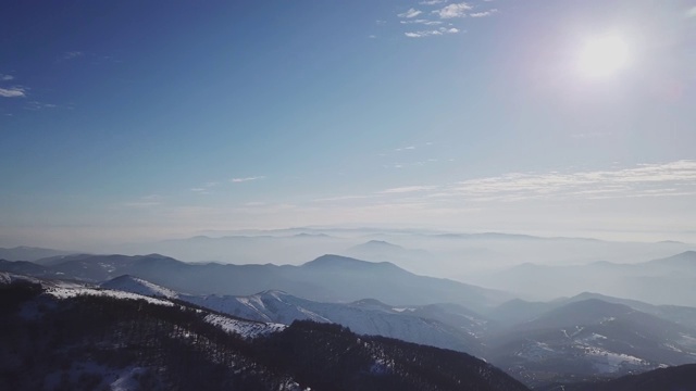 阳光照在层峦叠嶂的地平线上视频素材