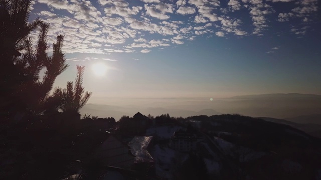 太阳照耀着山峦和大自然的地平线视频素材