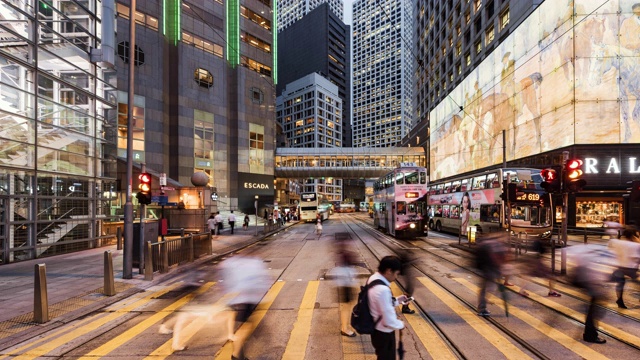 香港金融区的时间图，商务人士和通勤者在繁忙时间过马路视频素材