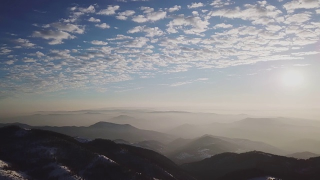 正午时分，令人叹为观止的山脉景观视频素材