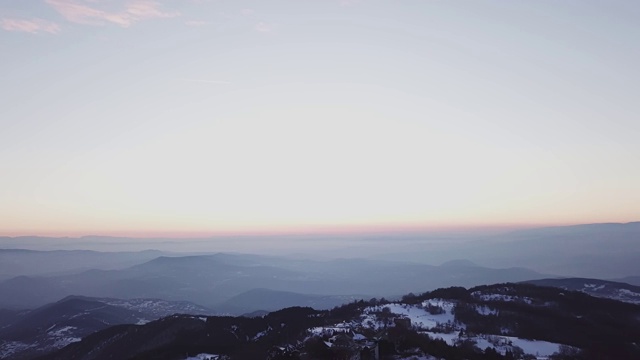 日落在地平线上无尽的分层山脉视频素材