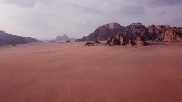 鸟瞰图的景观，无尽的砂岩和沙漠山脉视频素材