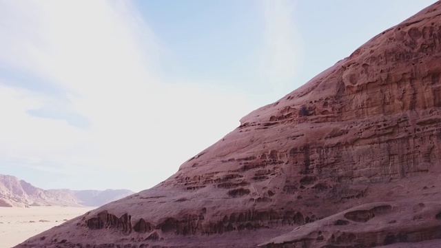 无人机飞越沙漠峡谷视频素材