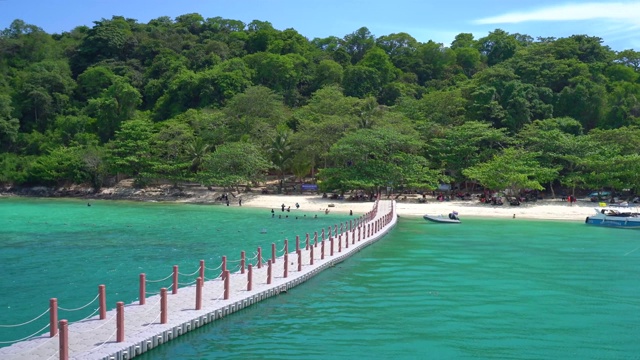 泰国海湾的热带岛屿拥有白色的沙滩和绿松石般的清澈海水，泰国的Koh Talu岛有沙滩，珊瑚礁和绿色的小岛视频素材