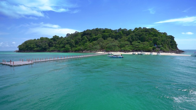 游客可以到泰国湾的热带岛屿，那里有白色的沙滩和碧绿的海水，泰国的Koh Talu岛有沙滩，珊瑚礁和绿色的小岛视频素材