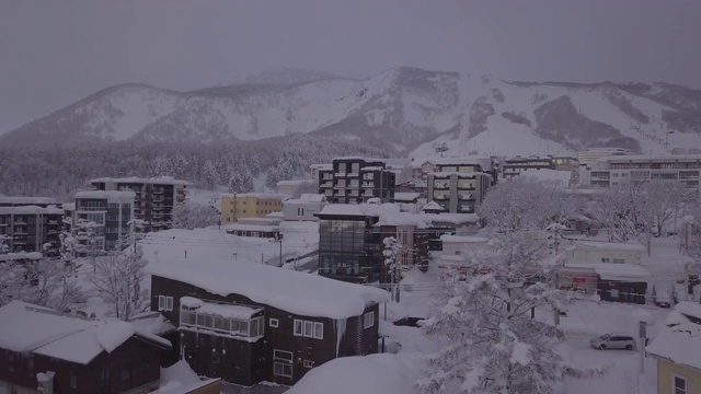 日本二世谷的冬天。(4 k航拍视频)视频素材