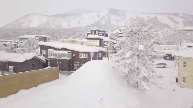 日本二世谷的冬天。(4 k航拍视频)视频素材