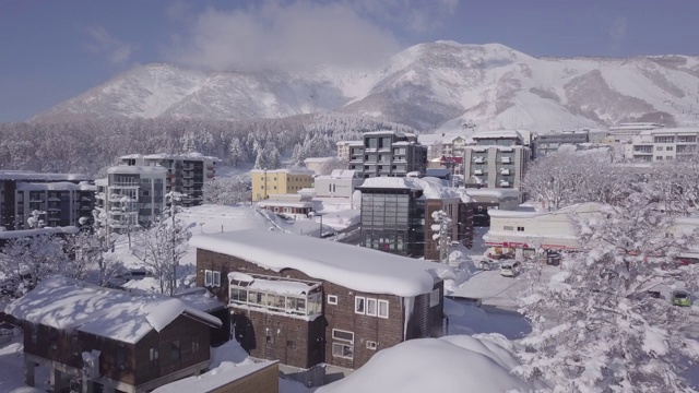 日本二世谷的冬天。(4 k航拍视频)视频素材