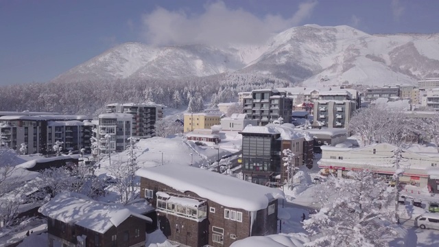 日本二世谷的冬天。(4 k航拍视频)视频素材