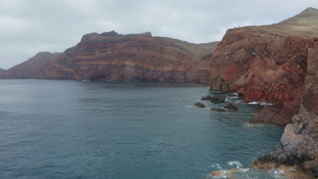 2月底，葡萄牙火山马德拉岛，大西洋湾海浪平静的海浪在圣洛伦索湾冲浪。视频素材