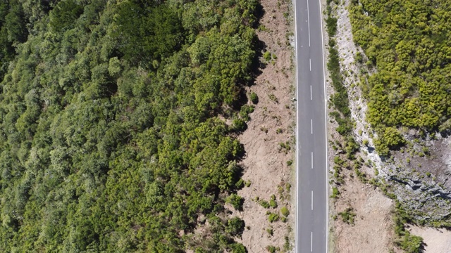 4K俯视图无人机拍摄的沥青道路周围的悬崖，葡萄牙马德拉岛。安全运输概念超高清电视视频。视频素材