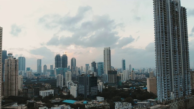 无人机俯瞰孟买美丽的阴天，阴雨天气，4k视频素材