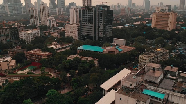 在印度孟买，无人驾驶飞机在交通繁忙的上空拍摄视频素材