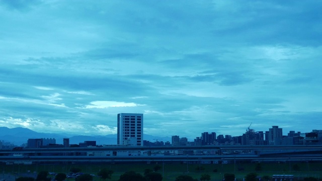 台湾城市天际线，早晨高铁窗外的景色视频素材