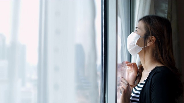 年轻女子在家隔离期间视频素材