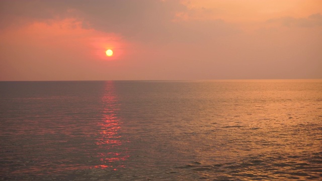 美丽的热带海滩与日落的天空和云的背景。暑假与自然环境理念。视频素材