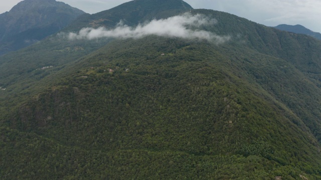 云景的全景与巨大的绿色树木的山顶。云朵在意大利的一座山上飞过视频素材