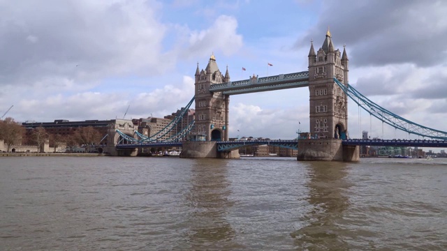 时间流逝的塔桥，伦敦开放允许一艘船通过视频下载