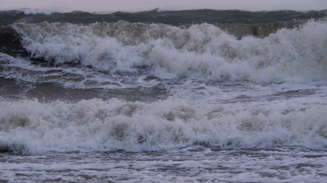 极其巨大的海浪冲击海岸，太平洋美丽的海浪。超级慢动作。暴风雨中的海浪。强烈的海洋热带飓风。全球变暖。恶劣天气气旋飓风风。视频素材