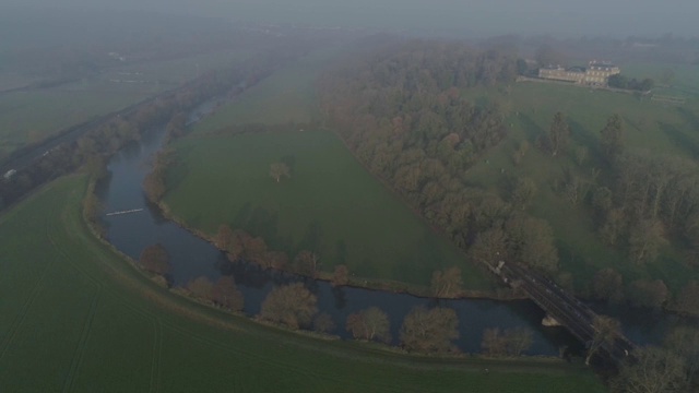 英国乡村埃文河上一座富丽堂皇的住宅的空中楼阁视频素材