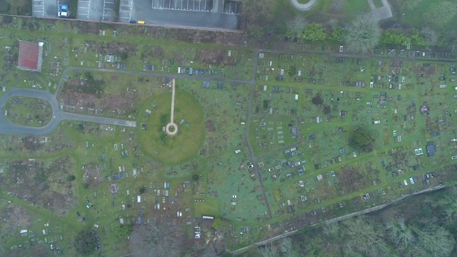 英国南布里斯托尔的墓地上空盘旋视频素材