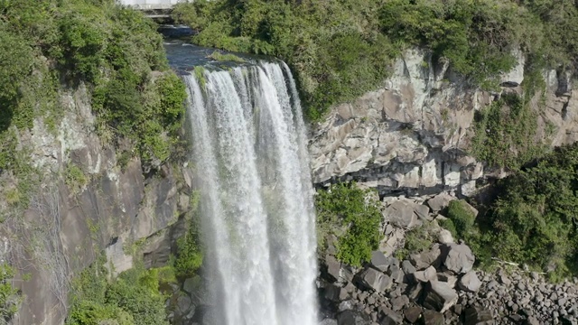 Jeongbang Falls / Seogwipo-si，济州岛，韩国视频素材