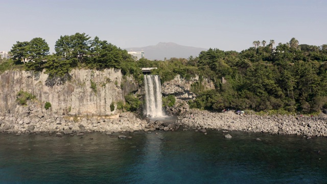 Jeongbang Falls / Seogwipo-si，济州岛，韩国视频素材