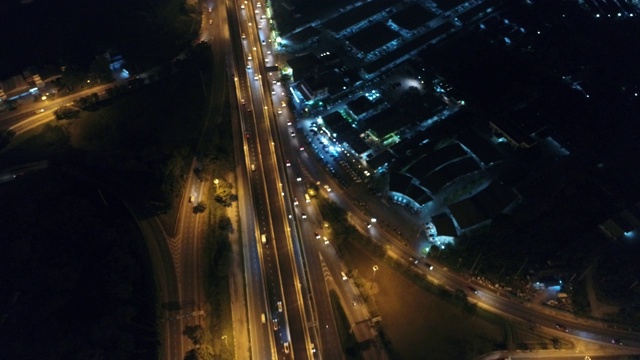 夜间城市运输道路交叉口用车辆运输灯视频素材