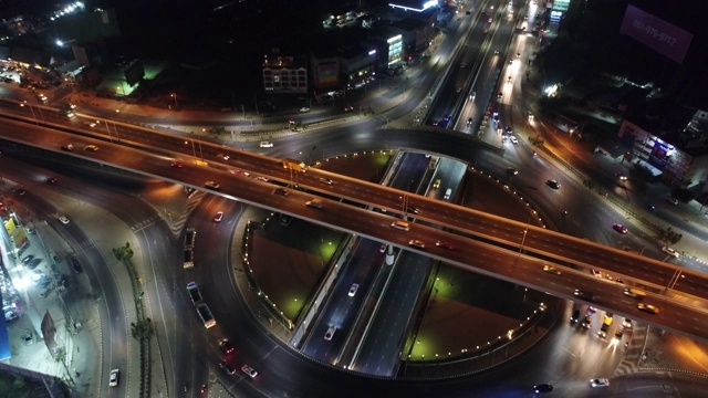 夜间城市运输道路交叉口用车辆运输灯视频素材