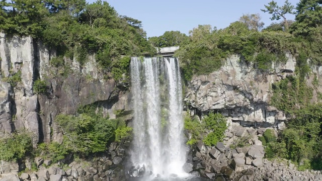 Jeongbang Falls / Seogwipo-si，济州岛，韩国视频素材