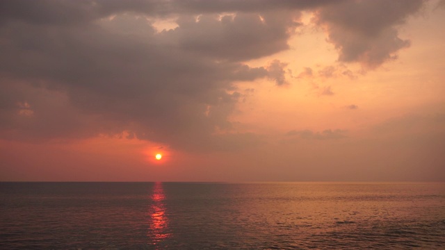 美丽的热带海滩与日落的天空和云的背景。暑假与自然环境理念。视频素材