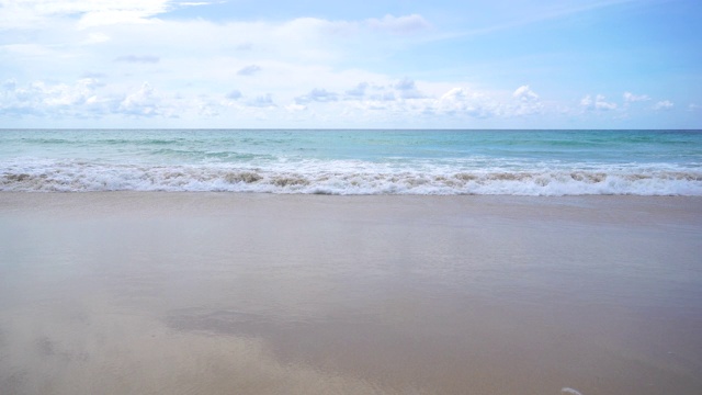 美丽的热带海滩，蓝天白云的背景。暑假与自然环境理念。视频素材