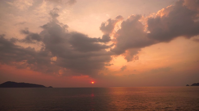 美丽的热带海滩与日落的天空和云的背景。暑假与自然环境理念。视频素材