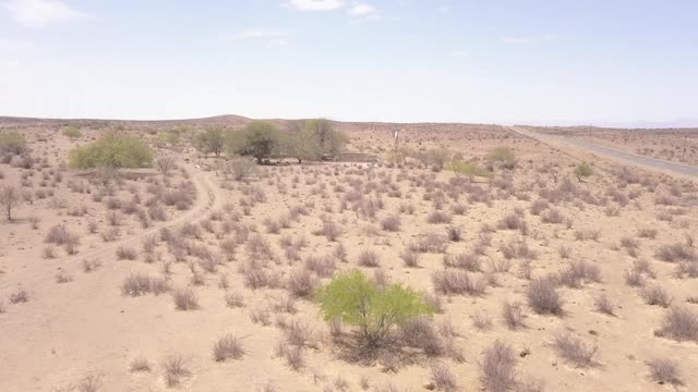 在干燥的沙漠和水库上空飞行视频素材