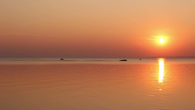 大海金色的夕阳和一艘小船视频素材