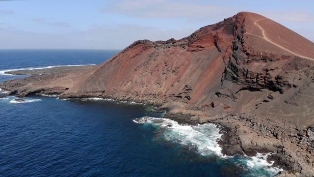 西班牙兰萨罗特拉圣塔附近的大西洋火山口。鸟瞰图视频素材