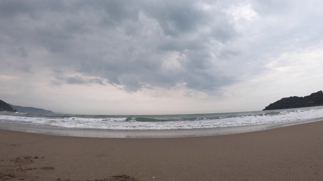 海浪拍打着卵石。海上冲浪。海浪冲击着岸边的卵石。夏日海滨度假概念视频素材