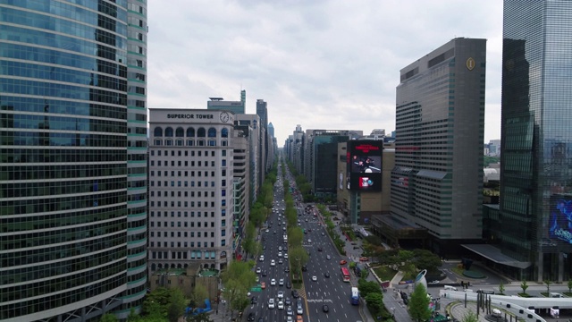 韩国首尔江南区三城地铁站永东大罗和德黑兰路的交通状况视频素材