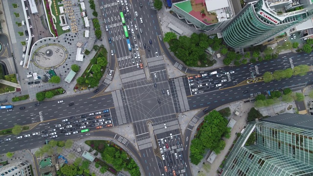 韩国首尔江南区三城地铁站永东大罗和德黑兰路的交通状况视频素材