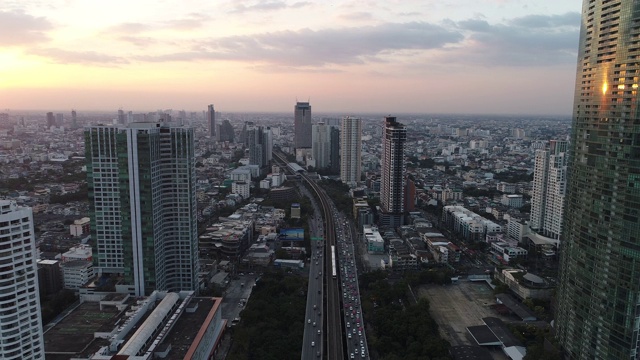 曼谷现代城市建筑日落天空与河流视频素材