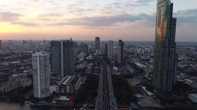 曼谷现代城市建筑日落天空与河流视频素材