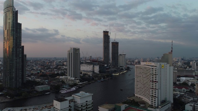 曼谷现代城市建筑日落天空与河流视频素材