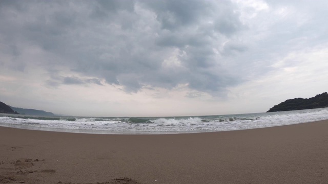 海浪拍打着卵石。海上冲浪。海浪冲击着岸边的卵石。夏日海滨度假概念视频素材