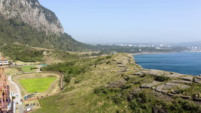 永美丽海滩(龙的头海岸)和黄伍基海岸/西浦西，济州岛，韩国视频素材