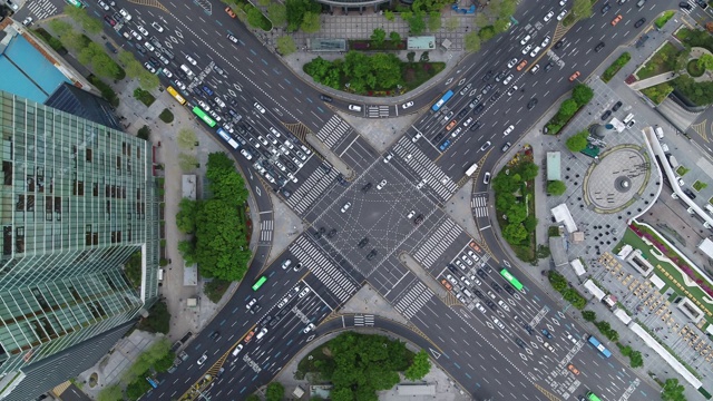 韩国首尔江南区三城地铁站永东大罗和德黑兰路的交通状况视频素材