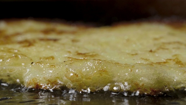 土豆煎饼在平底锅里用植物油煎，微距拍摄视频素材